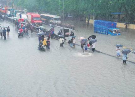 એજ રીતે ઉત્તર પ્રદેશ ઉપર લોપ્રેશર સિસ્ટમ સર્જાઈ છે. સિસ્ટમ મધ્ય પ્રદેશ થઈ ગુજરાત તરફ આગળ વધી રહી છે. બન્ને સિસ્ટમ ગુજરાત ઉપર સક્રિય થતા ગુરુવારથી રાજ્યમાં ભારે વરસાદ પડવાની શક્યતા છે. વધુમાં 14થી 16 જુલાઈ દરમિયાન અમદાવાદ સહિત રાજ્યના લગભગ તમામ વિસ્તારોમાં ભારેથી અતિભારે વરસાદની શક્યતા છે. વધુમાં હાલ અમદાવાદ સહિત રાજ્યમાં છૂટાછવાયા વરસાદી ઝાપટાં ચાલુ રહ્યા હતા. જેના કારણે તાપમાનમાં ઘટાડો થવાની સાથે ભેજનું પ્રમાણ વધતા ઠંડક પ્રસરી હતી.