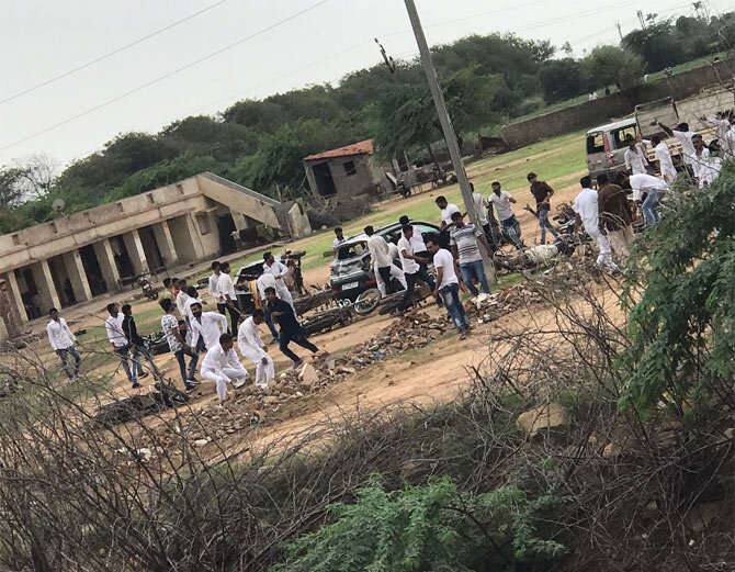 સુરેન્દ્રનગર: હળવદમાં ગુરૂવારે સાંજે થયેલી ક્ષત્રિય અને ભરવાડ જૂથ વચ્ચેની અથડામણમાં બે લોકોનાં મોત થયાં છે અને અનેક લોકો ઘવાયા છે. આ ઉપરાંત 35થી વધુ વાહનોને આગ લગાડીને રાખ કરી દેવાયાં હતાં. જિલ્લા પોલીસ વડાએ તકેદારીના ભાગ રૂપે સુરેન્દ્રનગર અને મોરબીમાં ઇન્ટરનેટ સેવા બંધ કરી દેવામાં આવી છે.