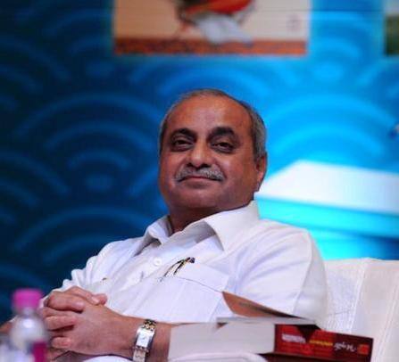 મુખ્યમંત્રી વિજય રૂપાણીની હાજરીમાં ભવ્ય સમારંભ યોજી ટેબ્લેટ વિતરણનો પ્રારંભ કરવામાં આવશે. વિદ્યાર્થીઓને ટેબ્લેટ માટે સરકારે રૂપિયા 200 કરોડની જોગવાઈ કરી છે. આ યોજના હેઠળ લગભગ સાડા ત્રણ લાખ વિદ્યાર્થીઓને રાહત દરે ટેબ્લેટ મળશે.