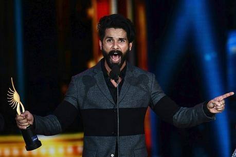 ન્યૂયૉર્ક: બોલીવુડના સૌથી ચર્ચિત સમારોહ IIFA 2017નો ન્યૂયૉર્કના મેટલાઈફ સ્ટેડિયમમાં પ્રારંભ થયો છે. અભિનેત્રી આલિયા ભટ્ટે જોરદાર ડાંસ પરફોર્મેંસથી આ સમારોહથી શરૂઆત કરી હતી. આ સમારોહમાં દિલજીત દોસાંઝે પણ પરફોર્મ કર્યું હતું. ફિલ્મ ‘ઉડતા પંજાબ’ માટે શાહિદ કપુરને બેસ્ટ એક્ટર અને આલિયા ભટ્ટને બેસ્ટ એક્ટ્રેસનો અર્વોડ આપવામાં આવ્યો હતો.