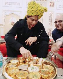 Pics: ફિલ્મના પ્રમોશન માટે રાજસ્થાનમાં સોનાની થાળીમાં શાહરૂખે આરોગ્યું ભોજન, જાણો શું ખાસિયત છે આ થાળીની....