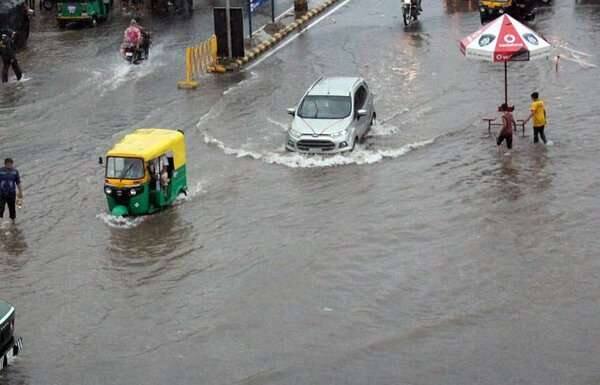 રાજ્યના મોટાભાગના વિસ્તારોમાં શનિવારે પણ ધોધમાર વરસાદ ચાલુ રહ્યો હતો તેના કારણે રાજ્ય સરકાર દોડતી થઈ ગઈ છે. આગામી 24 કલાકમાં ભારે વરસાદની આગાહીને પગલે મુખ્યમંત્રી વિજય રૂપાણીએ રવિવારે તાત્કાલિક બેઠક બોલાવી રાજ્યમાં વરસાદ તથા તેના કારણે સર્જાયેલી પરિસ્થિતિની સમીક્ષા કરી હતી અને તંત્રને એલર્ટ રહેવા જણાવ્યું હતું. છેલ્લા બે દિવસથી પડી રહેલા ધોધમાર વરસાદના કારણે સમગ્ર ગુજરાતમાં પૂર જેવી સ્થિતી સર્જાઈ છે. ખાસ કરીને સૌરાષ્ટ્રમાં બહુ ખરાબ હાલત છે અને રાજકોટ તથા ચોટીલામાં વરસાદે ભારે તબાહી મચાવી છે.
