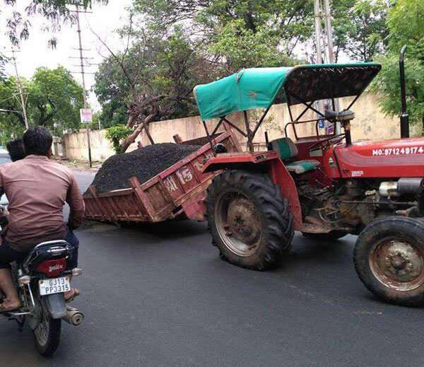 સુરેન્દ્રનગરના ચોટીલામાં 15 કલાકમાં 24 ઈંચ વરસાદ ખાબક્યો હતો જેના કારણે લોકો મુશ્કેલી પડી રહી હતી. જોકે, ખેડૂતોમાં ખુશીનો માહોલ જોવા મળ્યો હતો. જોકે ભારે વરસાદને કારણે વાહનવ્યવહાર ઠપ્પ થઈ ગયો હતો. જ્યારે અમદાવાદ-સુરેન્દ્રનગર હાઈવે બંધ કરાયો હતો.