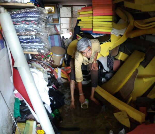 લખતર નજીક દેદાદ્વારા પાટીયા પાસે નવો પુલ બનાવવામાં આવ્યો હતો જે ભારે વરસાદને કારણે તૂટી ગયો હતો. પુલ તૂટતા જ વાહન વ્યવહાર ઠપ્પ થઈ ગયો હતો. જેને કારણે અવર-જવર કરવામાં મુશ્કેલી પડી રહી હતી.