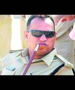 સૂત્રોના કહેવા પ્રમાણે, સુરત રેન્જના આઈજી સમશેરસિંહ તેમજ ગૃહસચિવના મનોજ અગ્રવાલને એડીજીમાં બઢતી મળતા પોલીસ ભવનમાં મૂકાશે તેવી અધિકારીઓમાં ચર્ચાઓ ચાલી રહી છે જ્યારે નવા ગૃહસચિવ તરીકે પોલીસ કોમ્યુનિકેશનના આઈજી નરસિંહા કોમરનું નામ ચર્ચાઇ રહ્યું છે. 