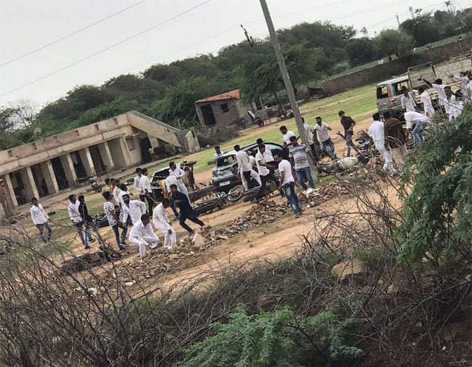ધાંગધ્રા નગરપાલિકાના પૂર્વ પ્રમુખ ઇન્દ્રકુમારસિંહ ઝાલાની ૮ જુલાઇના રોજ હત્યા થઇ હતી. તે પછી ગુરુવારે તેમના બેસણામાં જઇ રહેલા કેટલાક લોકો પર હળવદ ધાંગધ્રા હાઇવે પર પથ્થરમારો થયો હતો. ત્યારબાદ જૂથ અથડામણ થતાં અંધાધૂધ ગોળીબાર થયા હતા. જેમાં બે વ્યક્તિના ગોળી વાગતાં મોત થયું હતુ.