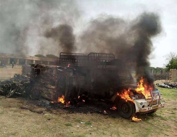 પોલીસ અધિકારીઓએ પરિવારજનો અને સમાજના આગેવાનોને સમજાવવાના પ્રયાસો હાથ ધર્યા હતા. જો કે મોડી રાત સુધી સમાજના આગેવાનો લાશ સ્વીકારવા તૈયાર થયા ન હતા. પોલીસ કમિશનર એ.કે.સિંઘે જણાવ્યું કે પોલીસ દ્વારા સમાજના આગેવાનો સાથે બેઠક યોજીને સમજાવવાના પ્રયાસો હાથ ધરવામાં આવી રહ્યા છે.