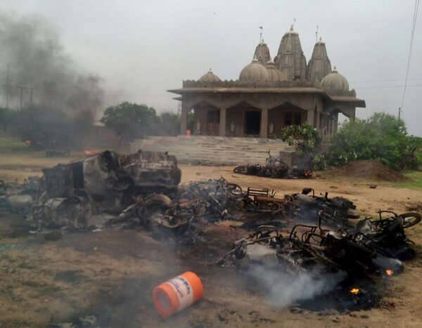 જેને પગલે ગત મોડી રાત્રે ક્ષત્રીય સમાજનું 400થી વધુ લોકોનું ટોળુ દંતેશ્વરની અનુ સોસાયટી ખાતે આવી પહોંચ્યું હતું. જે અંગેની જાણ સ્થાનિક પોલીસને કરાતા પોલીસ તાત્કાલીક ઘટના સ્થળે આવી પહોંચી હતી. જોકે કોઇ અનિચ્છની ઘટના ન બને તે માટે પોલીસ કાફલો દંતેશ્વરમાં ગોઠવી દેવામાં આવ્યો છે. જોકે ક્ષત્રીય સમાજ દ્વારા સમગ્ર મામલે મરપુરા પોલીસ સ્ટેશન ખાતે ફરિયાદ નોંધાવતા પોલીસે મુકેશ ભરવાડ અને તેના સાગરીત તેજા ભરવાડ વિરૂધ ગુનો નોંધી તેઓ શોધખોડ હાથ ધરી છે.