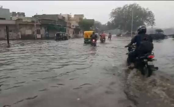 અમદાવાદ: આજે સવારથી જ અમદાવાદ શહેરમાં ગાજવીજ સાથે વરસાદ શરૂ થતાં નીચાણવાળા અનેક વિસ્તારોમાં પાણી ભરાઇ ગયા હતા. શીવરંજની, ઈસ્કોન, મેમનગર, અખબાર નગર, નારણપુરા સહિતના વિસ્તારોમાં પાણી ભરાયા હતા. વરસાદને કારણે નોકરી-ધંધે જતાં લોકોને હાલાકીનો સામનો કરવો પડ્યો હતો. ભારે વરસાદને કારણે વાસણા બેરેજના બે દરવાજા એક ફૂટ સુધી ખોલી નાખવામાં આવ્યા હતા. 