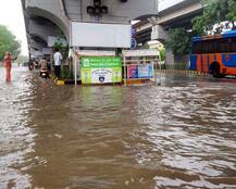 ભારે વરસાદને કારણે વીજળી પડતાં અમદાવાદના બે સહિત ત્રણનાં મોત 