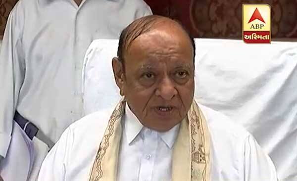 કોંગ્રેસના કેટલાક ધારાસભ્યોને ભાજપમાં લઇ જવાની બીક આપીને બાપુ કોંગ્રેસને ડરાવવા માગે છે. બાપુના સમર્થકો વંકાય તો ભાજપનો ત્રીજો ઉમેદવાર પણ જીતી જાય ને કોંગ્રેસના ઉમેદવાર હારી જાય તેમ છે. આ રીતે બાપુ કોંગ્રેસ હાઈકમાન્ડને બ્લેકમેઈલ કરવા માગે છે તેવી છાપ કોંગ્રેસ હાઈકમાન્ડ સમક્ષ પડી છે. 