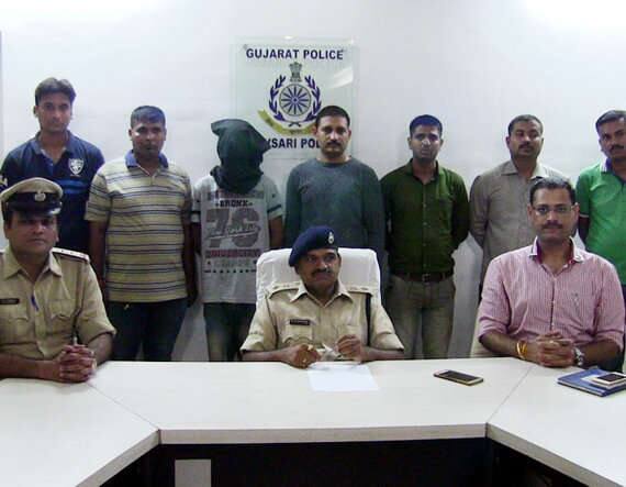 શીતલની હત્યા કર્યા પછી જયશે આગળના દરવાજે બહાર નીકળી ગયો હતો અને પોતાની બાઇક લઈને ત્યાંથી ભાગી છૂટ્યો હતો. બીજી તરફ તે રાબેતા મુજબ ઘરના પાછલા દરવાજેથી ઘરમાં આવી હતી. અગાઉથી સૂચના હોવાથી રૂમનો દરવાજો બંધ હોવાથી તેણે બેડરૂમનો દરવાજો ખોલ્યો નહોતો અને તે સફાઇ માટે ત્યાં ગઈ નહોતી. તેમજ સૂચના હોવાથી તેણે વાસણો પણ સાફ કર્યા નહોતા. 