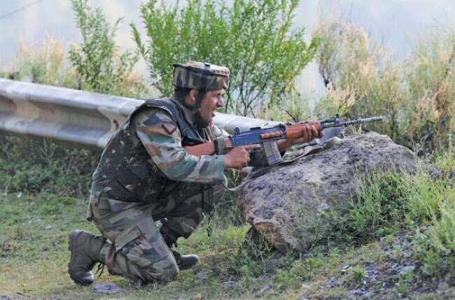 Jammu and Kashmir clashes between Terrorists and security forces, three militants surrounded ਜੰਮੂ-ਕਸ਼ਮੀਰ 'ਚ ਅੱਤਵਾਦੀਆਂ ਤੇ ਸੁਰੱਖਿਆ ਬਲਾਂ 'ਚ ਮੁਠਭੇੜ, ਤਿੰਨ ਅੱਤਵਾਦੀ ਘਿਰੇ 