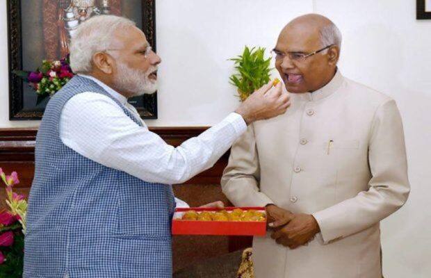 અનેક લોકોએ મજાક મજાકમાં પીએમને પૂછ્યું કે તેમણે ભાવી રાષ્ટ્રપતિ રામનાથ કોવિંદને કઈ મીઠાઈ ખવડાવી. ટ્વીટર પર ઈશાન નામના યૂઝરે પણ પીએમને પૂછ્યું, સર તમે તેમને કોઈ મીઠાઈ ખવડાવી. આ વ્યક્તિને ત્યારે ખૂબ આશ્ચર્યચકિત થઈ ગયો જ્યારે પીએમ મોદીએ ટ્વિટર પર તેમને જવાબ આપ્યો. પીએમ મોદીએ લખ્યું, 'લાડુ'. તસવીરમાં પણ દેખાય છે કે પીએમ રામનાથ કોવિંદને મિઠાઈ ખવડાવી રહ્યા છે.
