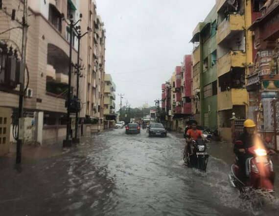 દરમિયાન આજે ખાસ કરીને ગુજરાતના ઉત્તરના ભાગોમાં અનરાધાર વરસાદ ચાલુ રહેશે. આ લખાય છે ત્યારે ઉત્તર ગુજરાત અને ઉત્તર સૌરાષ્ટ્રના કચ્છ, સુરેન્દ્રનગર, અમદાવાદ, રાજકોટ સહિતના વિસ્તારોમાં ધોધમાર વરસાદ ચાલુ હોવાનુ જાણવા મળે છે.