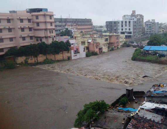 હવામાન ખાતાના સૂત્રોએ જણાવ્યું છે કે સમગ્ર ગુજરાત ઉપર હવાનું હળવુ દબાણ સર્જાયુ છે. આ ઉપરાંત સૌરાષ્ટ્ર - ગુજરાત ઉપર બે સિસ્ટમ્સ સક્રિય છે. ઓફસોરટ્રફ પણ સૌરાષ્ટ્ર ઉપર છવાયેલ છે. આમ ત્રણેક સિસ્ટમ્સ એકસાથે સક્રિય હોય અગાઉ આપેલી આગાહી મુજબ ૪૮ કલાક સમગ્ર ગુજરાત ઉપર ભારેથી અતિભારે વરસાદ પડશે.