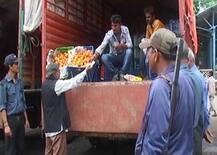 મધ્ય પ્રદેશના ઇંદોરમાં હાથમાં બંદૂક લઈ ટમેટાની ચોકીદારી કરી રહ્યા છે સુરક્ષા ગાર્ડ