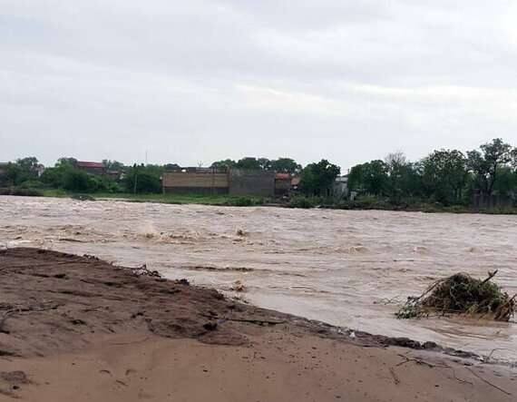 હવામાન વિભાગ અનુસાર ગુજરાત અને પશ્વિમ બંગાળ એમ 2 સ્થળે સર્જાયેલી સિસ્ટમ ભેગી થઈ છે. જેથી લો પ્રેશર બનતા જે સ્ટ્રોંગ સિસ્ટમ બની છે. જેનાથી વરસાદ વરસી રહ્યો છે અને આગામી 3 દિવસ ભારેથી અતિભારે વરસાદની આગાહી છે. હવામાન વિભાગ અનુસાર 22, 23 જૂલાઇએ ઉત્તર ગુજરાત, પૂર્વ ગુજરાતમાં સામાન્ય વરસાદ રહેશે.