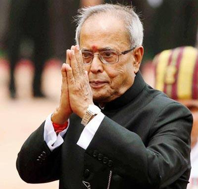 આ અગાઉ શનિવારે દિલ્લીના હૈદરાબાદ હાઉસમાં પ્રધાનમંત્રી નરેન્દ્ર મોદીએ રાષ્ટ્રપતિ પ્રણવ મુખર્જીના સન્માનમાં ડિનર પાર્ટીનું આયોજન કર્યું હતું. પ્રણવ મુખર્જીને સ્મૃતિ ચિન્હ ભેટમાં આપવામાં આવ્યા હતા. પ્રણવ મુખર્જીની વિદાય બાદ 25 જુલાઇએ રામનાથ કોવિંદનું રાષ્ટ્રપતિ ભવનમાં સ્વાગત કરવામાં આવશે. તે જ દિવસે રામનાથ કોવિંદ સંસદ ભવનના સેન્ટ્રલ હોલમાં શપથ લેશે.