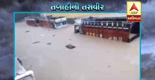અમદાવાદઃ રાજ્યમાં છેલ્લા ત્રણ દિવસથી પડી રહેલા ભારે વરસાદને પગલે જીવન અસ્તવ્યસ્ત બન્યું છે. ખાસ કરીને ઉત્તર ગુજરાતમાં ભારે વરસાદને પગલે દાંતીવાડાનું સાતરવાડા ગામ અને ધાનેરા શહેર બેટમાં ફેરવાયું છે. હવામાન વિભાગ દ્વારા આગામી 72 કલાક સુધી ભારે વરસાદની આગાહી કરવામાં આવી છે. 