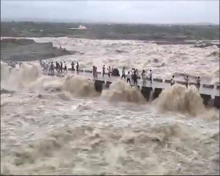 આગળની સ્લાઈડ્સમાં જુઓ દેશભરમાં પૂરની તસવીરો....