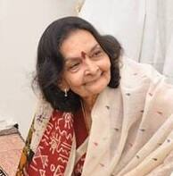 હર્ષિદાબેનના પતિ જનાર્દન રાવલ પણ જાણિતા ગાયક હતા અને તેઓ બંને રાસબિહારી દેસાઇ જેઓ જનાર્દનભાઈના મિત્ર અને હર્ષિદાબેનના ગુરુ હતા. તેમના દ્વારા પ્રથમવાર મળ્યા હતા. જીવનના પાછલા દિવસોમાં હર્ષિદાબેન ચૈતન્યપ્રભુથી પ્રભાવિત થયા હતા અને સુગમસંગીતમાંથી ભક્તિ સંગીત તરફ વળ્યા હતા. તે સમય દરમ્યાન તુલસી, મીરા, કબીર અને સુરદાસના ભજનો પણ ગાયા હતા.