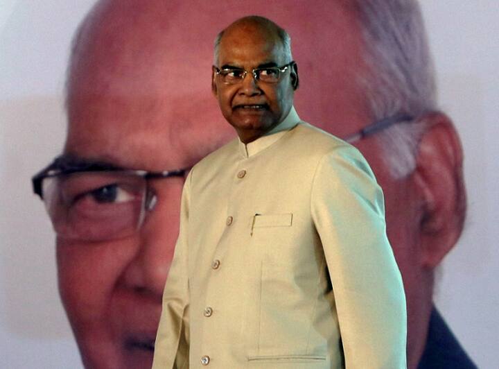  પૂર્વ રાષ્ટ્રપતિ પ્રણબ મુખર્જીના પેજ પ્રેસિડન્ટ મુખર્જીના નામથી છે. પેજના કુલ ફોલોઅર્સની સંખ્યા 3.31 મિલિયન છે. રાષ્ટ્રપતિ તરીકેના પ્રણબ મુખર્જીના કાર્યકાળમાં કુલ 6967 ટ્વિટ કરવામાં આવ્યાં જ્યારે માત્ર 4 ટ્વિટને તેમના દ્વારા લાઈક કરવામાં આવ્યા. કોવિંદના શપથ લેતા જ ભારતના રાષ્ટ્રપતિનું સત્તાવાર ટ્વિટ હેન્ડલ પણ બદલાઈ ગયું અને જૂના તમામ ટ્વિટ્સને આર્કાઈવ કરવામાં આવ્યા.