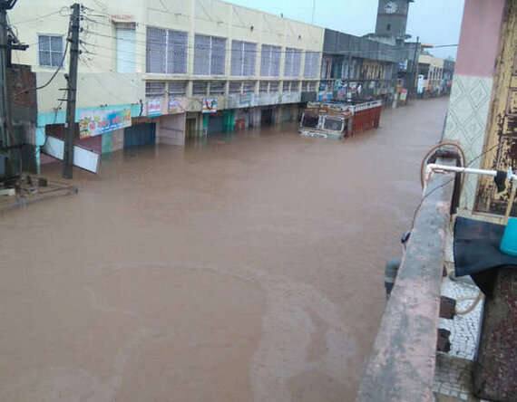 અત્યારની સ્થિતિ મુજબ આજે અને આવતીકાલે રાજ્યમાં ભારેથી અતિભારે વરસાદ પડવાની આગાહી છે. તા. ૨૯ અને ૩૦ સામાન્ય વરસાદ પડી શકે છે. જો કે કુદરતી વાતાવરણ ગમે ત્યારે પલ્ટી જતુ હોવાથી આગાહી પણ દર વખતે સત્ય સાબિત થતી નથી. આગોતરા આયોજન અને બચાવ રાહત સહિતની કામગીરી માટે સમગ્ર તંત્ર હાઈએલર્ટ પર છે.