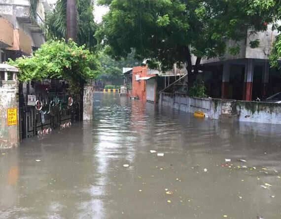 ઉપરવાસમાં વરસાદ સામાન્ય થતા ધરોઈ ડેમમાંથી છોડવામાં આવતા પાણીની આવક ઘટતા સાબરમતી નદીમાં હવે પૂરનુ સંકટ ટળી ગયું છે.