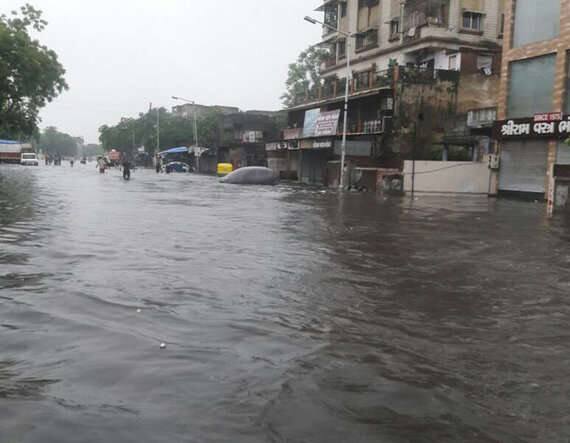 અમદાવાદમાં છેલ્લા પાંચ કલાકમાં સાત ઇંચ વરસાદ નોંધાયો છે. શહેરના તમામ વિસ્તારોમાં ભારે વરસાદથી પાણી ભરાયા છે, ચાંદખેડા, સાબરમતી, રાણીપ, આંબાવાડી, પ્રહલાદનગર, સેટેલાઇટ, અસજી હાઇવે સહિતના તમામ વિસ્તારોમાં ધોધમાર વરસાદ ખાબક્યો હતો. સૌથી વધારે પુર્વ અને દક્ષિણ ઝોનમાં ત્રણ ઇંચ વરસાદ ખાબક્યો હતો, જ્યારે ઉત્તર અને મધ્ય ઝોનમાં બે ઇંચ વરસાદ નોંધાયો છે. ભારે વરરસાદના કારણે શહેરના મીઠખળી, અખબારનગર અંડરપાસ બંધ કરાયા છે.