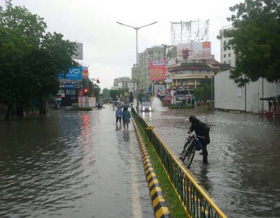 અમદાવાદમાં ગત વર્ષે વરસાદની સંપૂર્ણ સીઝન દરમિયાન કુલ 23 ઈંચ વરસાદ પડયો હતો. જેની તુલનામાં વર્ષે બે તબક્કામાં કુલ 26 ઈંચ વરસાદ પડી ગયો છે.