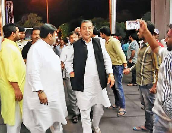 કોંગ્રેસ અધ્યક્ષાના રાજકીય સલાહકાર અહમદભાઈ પટેલે રાજ્યસભા માટે ફોર્મ ભર્યા બાદ ભાજપે પોતાના રાજકીય પત્તા ખોલીને કોંગ્રેસના ત્રણ ધારાસભ્યોને કેસરિયો ખેસ પહેરાવીને કોંગ્રેસને પહેલો આંચકો આપ્યો હતો. એટલું જ નહીં, એક સમયે અહમદભાઈના ખાસ ગણાતા બલવંતસિંહ રાજપૂતને ત્રીજા ઉમેદવાર બનાવીને ચૂંટણીમાં કોંગ્રેસની જીત આસાન નથી તેવો સ્પષ્ટ સંદેશો આપ્યો હતો. આ સાથે જ કોંગ્રેસના દોઢ ડઝનથી વધુ ધારાસભ્યો કોંગ્રેસ સાથે છેડો ફાડે તેવી અટકળો વહેતી થઈ હતી.