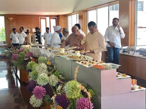 પ્રજા ત્રસ્ત કૉંગ્રેસ મસ્ત: કૉંગ્રેસના ધારાસભ્યો બેંગલૂરૂના રિસોર્ટમાં કેવી માણી રહ્યા છે મોજ? ફોટા વાયરલ પ્રજા ત્રસ્ત કૉંગ્રેસ મસ્ત: કૉંગ્રેસના ધારાસભ્યો બેંગલૂરૂના રિસોર્ટમાં કેવી માણી રહ્યા છે મોજ? ફોટા વાયરલ