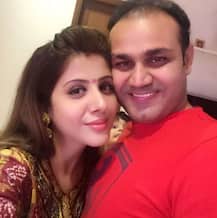 વીરેનદ્ર સેહવાગઃ પત્ની એવી ગર્દન છે જે માથાને ચારુ બાજુ ફેરવે છે, ટ્વીટ થયું વાયરલ