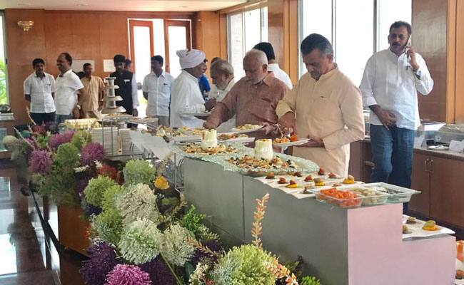  તેઓએ રાજયસભાની ચૂંટણીમાં ગેરરીતિઓ અપનાવી છે જેથી અમારે બેંગલુરુ આવવુ પડયુ છે. અમે અમારી શાંતિપુર્વકની પ્રાર્થનાઓથી ભાજપને અને ગુજરાતની જનતાને સંદેશો આપશુ કે ગાંધીજી શાંતિ અને આદર્શોમાં માનતા હતા. ભાજપે ગુજરાતમાં ભયનું વાતાવરણ ઉભુ કર્યુ છે તેથી અમારે પરાણે અહી આવવુ પડયુ છે. અમે ભાજપને યાદ દેવડાવવાનો પ્રયાસ કરશુ કે ગાંધીજી આ પ્રકારના કાર્યોમાં માનતા ન હતા.