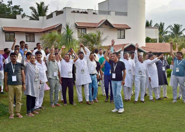 ગુજરાત કોંગ્રેસના ૪ર ધારાસભ્યોને કર્ણાટકના ગવર્નર વજુભાઇ વાળા સાથે સારા સંબંધો છે અને તેથી જ આ બધા તેમને મળવા ઇચ્છુક છે. એક ધારાસભ્યએ જણાવ્યુ છે કે વિધાનસભામાં વજુભાઇ વાળા અમારા સીનીયર રહી ચુકયા છે. અમે તેમની પાસેથી અનેક સંસદીય પ્રણાલી શીખ્યા છીએ. અમે તેમને મળવાનો સમય માંગ્યો છે. તેઓ પોતાના પક્ષના ધારાસભ્યોને સમજાવવાની ક્ષમતા પણ રાખે છે.