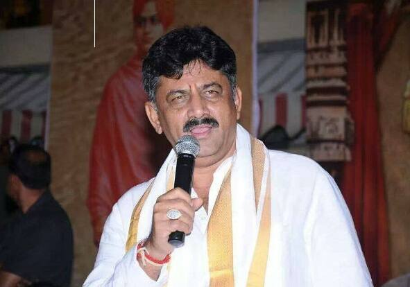 બેંગલુરુને ડીકે બ્રધર્સ એટલે કે ડીકે શિવકુમાર અને ડીકે સુરેશનો ગઢ ગણવામાં આવે છે. ડીકે શિવકુમાર કર્ણાટક સરકારમાં ઉર્જા મંત્રી છે, જ્યારે ડીકે શુરેશ બેંગલુરુ ગ્રાણીસ સીટથી સાંસદ છે. ખૂબ જ પાવરફૂલ ગણાતા શિવકુમારને અનેક રાજનીતિક જાણકાર મુખ્યમંત્રી પદના દાવેદાર પણ ગણે છે. વિતેલી ચૂંટણીમાં તેમણે પોતાના સોગંદનામામાં 250 કરોડ રૂપિયાથી વધારેની સંપત્તિ હોવાની વાત જાહેર કરી હતી.