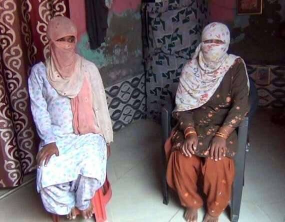 કિશોરીએ પિતરાઈ વિરૂદ્ધ અનેક વખત સામૂહિક બળાત્કાર અને ધમકીઓ આપી હોવાની ફરિયાદ કરી છે. જેના પર બળાત્કારનો આરોપ લાગ્યો છે, તેમાંથી એક સગીર છે. આ કિશોરી સોનીપતના મહિપુર ગામની છે. જેના પર કિશોરીના કાકાના દિકરા અને 18 વર્ષના એક યુવકે વારંવાર બળાત્કાર કર્યો હતો. એટલું જ નહીં આ વાતની જો કોઈને જાણ કરી તો તેના માતા-પિતાની હત્યા કરવાની પણ ધમકી આપી હતી.