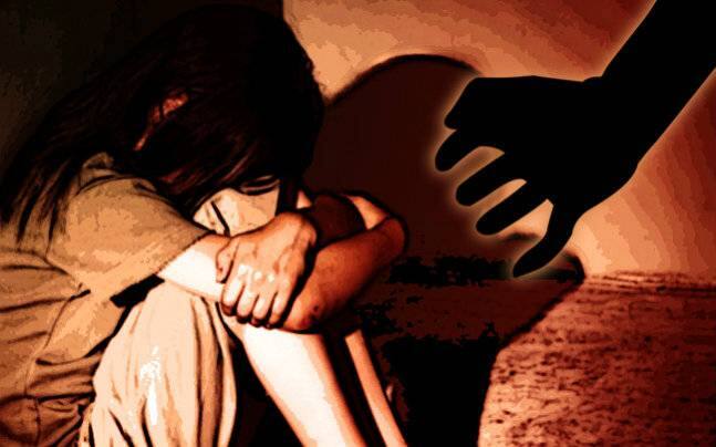  જેને કારણે લોકોએ એક્ટીવા પર ભાગી રહેલા યુવકનો પીછો કરીને ઝડપી લઈને એક કલાક સુધી ઢોરમાર માર્યો હતો. આ ઘટનાને પગલે હિમાલયા મોલ સામે સંજીવની હોસ્પિટલ તરફના રોડ પર ચક્કાજામ થઈ ગયો હતો. આ ઘટનાના એકાદ કલાક બાદ પોલીસ આવી હતી.