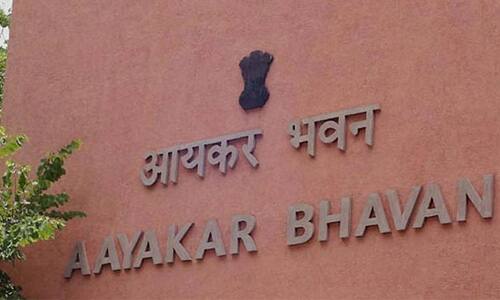 દર વર્ષે ટેક્સ રિટર્ન ફાઇલ કરવાની છેલ્લી તારીખ 31 જુલાઇ હોય છે પણ છેલ્લા કેટલાક વર્ષથી સરકાર આ તારીખને મોટે ભાગે 5 ઓગષ્ટ સુધી વધારી દે છે. જો કે લોકોને ઓનલાઇન રિટર્ન ફાઇલ કરવા માટે વધારે મુશ્કેલીનો સામનો કરવો પડી રહ્યો છે.