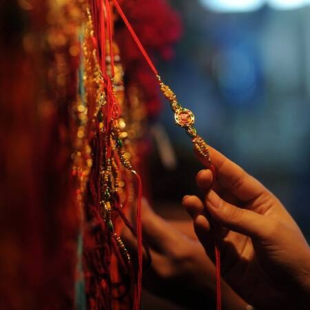 આગ્રાના એક દુકાનદારે કહ્યું ચાઈના આપણા પૈસા લઈને આપણને જ ધમકી આપી રહ્યા છે એવામાં આપણે કઈ રીતે ચાઈનાનો સામાનની ખરીદી કરીએ. આ વખતે રાખડીનો વેપાર કરતા વેપારીઓએ પણ ચાઈનીઝ સામાન નથી રાખ્યો. 