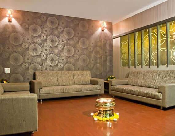 નિજાનંદ રિસોર્ટના એમ્ફિથિએટરમાં 200થી 300 લોકો સમાઇ શકે એટલી જગ્યા છે. લગ્ન રિસેપ્શન અને ગરબા કે પછી પાર્ટી માટે અહી ખુબજ મોટું લેન્ડસ્કેપ ગાર્ડન્સ બનાવવામાં આવ્યું છે. બીઝનેસને લખતી મિટિંગ્ઝ માટે અહી બોર્ડ રૂમની સુવિધા પણ કરેલી છે. સાથો સાથ અહી ફેમિલી જોડે વન ડે પીકનીક પણ એન્જોય કરી શકાય છે. અહી હંમેશા વેડિંગ. બર્થડે પાર્ટી જેવા ફંકશન માટે બુકિંગ ચાલતું રહે છે. આગળની સ્લાઈડ્સમાં જુઓ નિજાનંદ રિસોર્ટની તસવીરો...