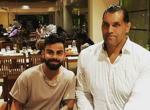 કોલંબોઃ ભારતીય ટીમે બીજા ટેસ્ટ મેચમાં શ્રીલંકાને હરાવીને સીરીઝ પર કબ્જો કર્યો છે. મેચ બાદ ભારતીય કેપ્ટન વિરાટ કોહલીએ રેસલિંગ સ્ટાર ધ ઘ્રેટ ખલી સાથે મુલાકાત કરી. કોહલીએ ખલી સાથે બે તસવીર ટ્વિટર ટ્વિટ કરી છે. કોહલીએ લખ્યું છે કે, ધ ગ્રેટ ખલીને મળવાનું શાનદાર રહ્યું. આ તસવીર સોશિયલ મીડિયા પર સતત વાયરલ થઈ રહી છે. અત્યાર સુધી કોહલીના આ ટ્વિટને 4 હજારથી વધારે વખત રિટ્વીટ કરવામાં આવ્યું છે.