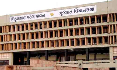 અમદાવાદઃ આજે રાજ્યસભાની ગુજરાતની ત્રણ બેઠકો માટે ગાંધીનગરના સ્વર્ણિમ સંકુલ 2 ખાતે મતદાન યોજાયું હતું. તમામ ધારાસભ્યોએ મતદાન કરી દીધું છે. અત્યારે મતગણતરી શરૂ છે અને થોડીવારમાં પરિણામ આવી જશે. બે ધારાસભ્યોએ ચૂંટણીના નિયમનો ભંગ કર્યો હોવાથી કોંગ્રેસે તેમના મત રદ કરવાની માગણી કરી હતી. 