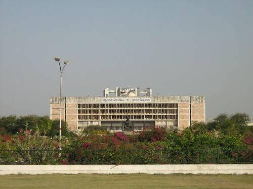 આજે સાંજે રાજ્યસભાની ચૂંટણીનું પરિણામ આવવાનું છે, ત્યારે તમામની નજર પરિણામ પર છે. અમિત શાહ અને સ્મૃતિ ઇરાનીની જીત પાકી છે. જ્યારે કોંગ્રેસના ઉમેદવાર અહમદ પટેલ અને ભાજપના ઉમેદવાર બળવંતસિંહ વચ્ચે ટક્કર છે. જોકે, સાંજે પાંચ વાગ્યે આ ચિત્ર પણ સ્પષ્ટ થઈ જશે.