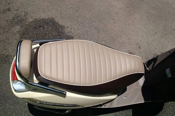 નવી ટીવીએસ જ્યૂપીટર ક્લાસિક એડિશનમાં યૂએસબીચાર્જર અને કમ્ફર્ટેબલ ડ્યુઅલ ટોન સીટ આપવામાં આવી છે. 110સીસીના પાવરવાળા આ સ્કૂટર સિંક બ્રેકિંગ સિસ્ટમ (એસબીએસ)થી સજ્જ છે અને તે 10 કલર ઓપ્શન-ટાઈટેનિયમ ગ્રે, મર્કરી વ્હાઈટ, મિડનાઈટ બ્લેક, વોલ્કેનો રેડ, સ્પાર્કલિંગ સિલ્વર, રોયલ વાઈન, મેટ બ્લૂ, સ્ટેલિયન બ્રાઉન, ઝેડ ગ્રીન અને મિસ્ટિક ગોલ્ડમાં ઉપલબ્ધ રહેશે.