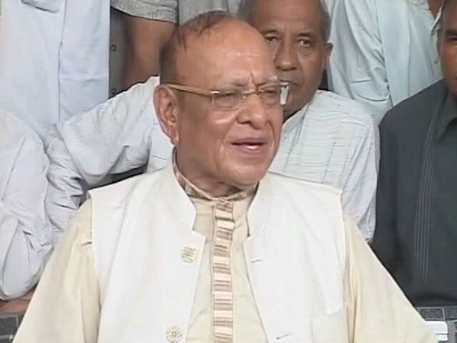 સાથે સાથે ભાજપે શંકરસિંહ વાઘેલાનો પણ દાવ કરી નાંખ્યો. ભાજપે એક સાથે શંકરસિંહ વાઘેલા જૂથના તમામ ધારાસભ્યોને નવરા કરી નાંખ્યા છે. વાઘેલાના પુત્ર મહેન્દ્રસિંહ પણ ચૂંટણી ના લડી શકે તે સ્થિતીમાં તેમને લાવીને મૂકી દીધા છે. આ રીતે ભાજપે બાપુને ખબર ના પડે તે રીતે તેમના આખા જૂથને સાફ કરી દીધું છે. 