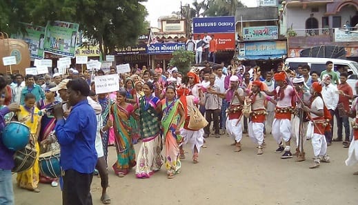 નર્મદા જીલ્લાના ડેડિયાપાડા તાલુકામાં આ દિનની વિશેષ ઉજવણી કરવામાં આવી હતી તેમાં આદિવાસીએ પોતાની પરંપરા પ્રમાણે વાજીત્ર, ઢોલ, નગારા સાથે લોકનૃત્ય સાંસ્કૃતિક કાર્યક્રમો તથા દેશી ગીતો, ટીમલી, રોડાલીના તાલે નાચી ગાઇને ઉજવણી કરવામાં આવી હતી.