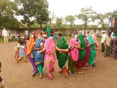 જ્યારે ગુજરાતમાં દાંતાથી લઇને ડાંગ સુધીના પૂર્વ પટ્ટીના અલગ અલગ વિસ્તારના આદિવાસીઓ નાચ-ગાનના કર્યોક્રમો સાથે આ દીવસ ઉજવતા હોય છે. તેમાં દાહોદ અને છો઼ટા ઉદેપુરમાં આદિવાસીઓ પંરાગત લોકનૃત્ય કરી આ દિવસ ઉજવે છે. 