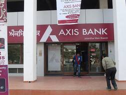Axis Bankમાં મોટી છટણી, 100 સિનિયર કર્મચારીઓેને નોકરીમાંથી કાઢી મુકાશે